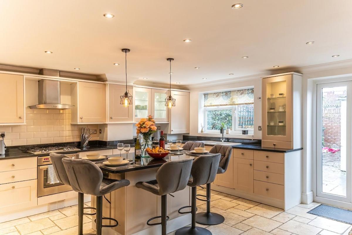 3 Bed House Old Portsmouth With Hottub & Parking 2Min Walk To Beach & Gunwharf Exterior photo